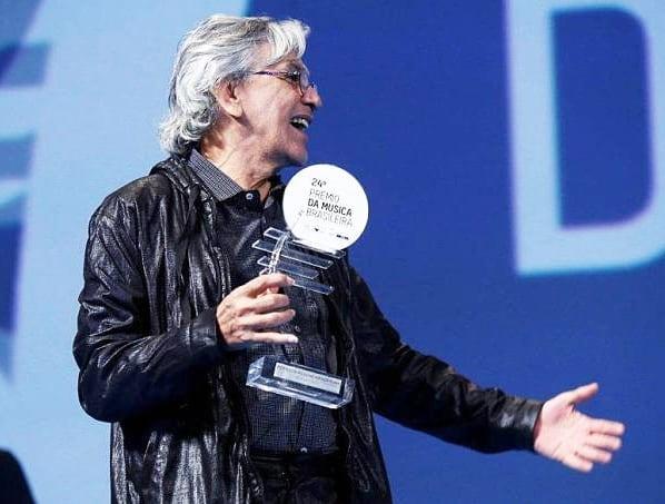 Caetano Veloso recebe prêmio do evento. Foto: Reprodução/Instagram