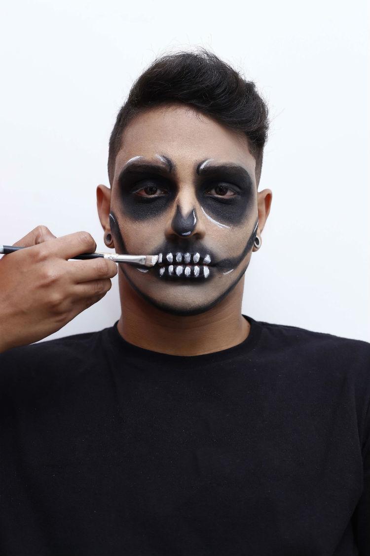 Aprenda a fazer maquiagem masculina de caveira para o Halloween