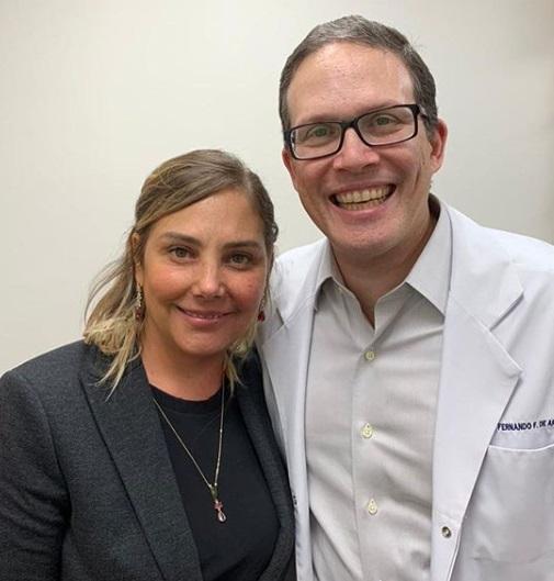 Atriz Heloisa Périssé ao lado de médico que auxiliou no tratamento (Foto: Reprodução/Instagram)