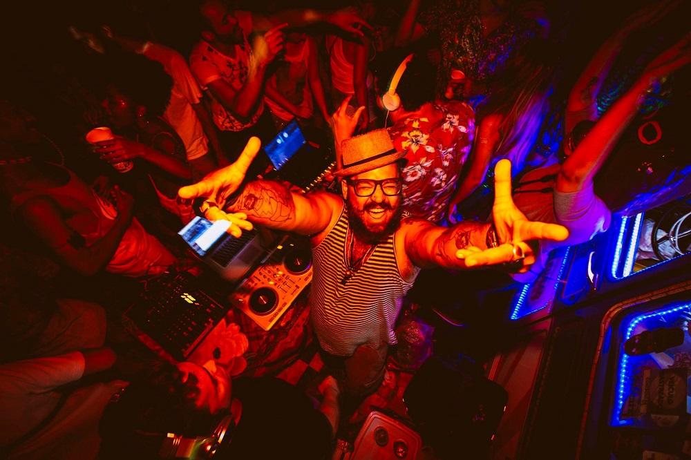 DJ Mozaum, da festa Aio Meu Corassaum, é uma das atrações do Iraq Beach Club - Foto: Divulgação