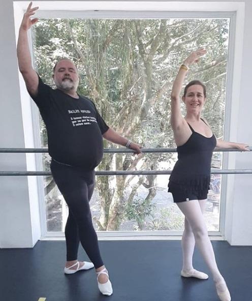 Leo Jaime surpreende ao praticar balé (Foto: Reprodução/Instagram)
