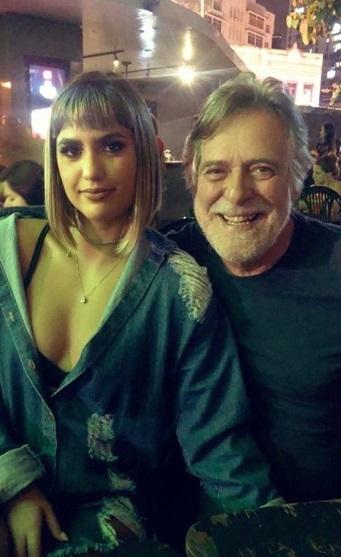 Namorada de José de Abreu, Carol Junger, ao lado do amado (Foto: Reprodução/Instagram)