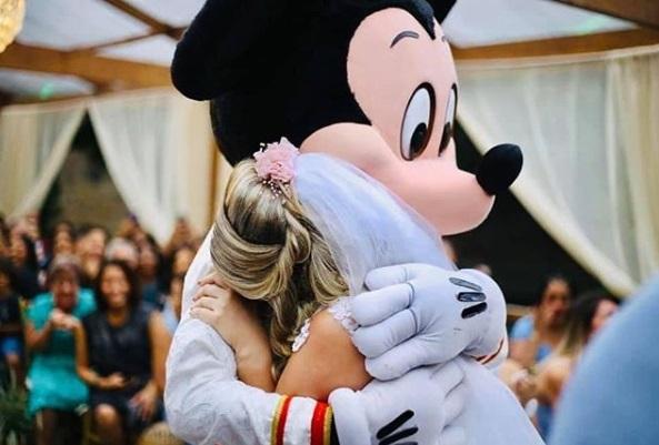 Noivo trouxe o Mickey Mouse para abençoar o casal (Foto: Reprodução/Instagram/Felipe Barros)
