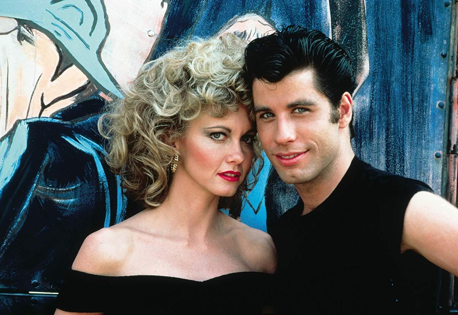 Olivia Newton-John e John Travolta voltam no tempo e reaparecem caracterizados de Danny e Sandy, de 'Grease'. Foto: Divulgação/Paramount