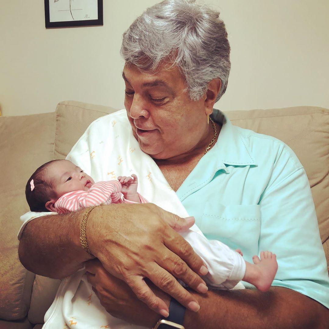 Sidney Magal contempla nascimento da primeira neta. Foto: Reprodução/Instagram