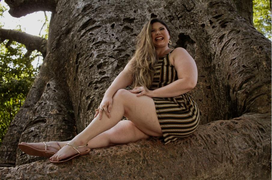 A modelo Gisele Luz é uma influencer pernambucana que dá voz às mulheres plus size (Foto: Dayvison Nunes/JC Imagem)
