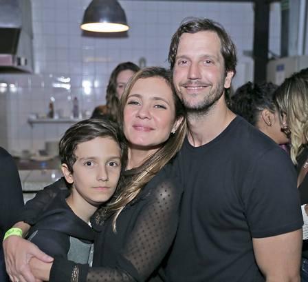 Adriana Esteves, Vladimir Brichta e Vicente, filho do casal (Imagem: Reprodução)