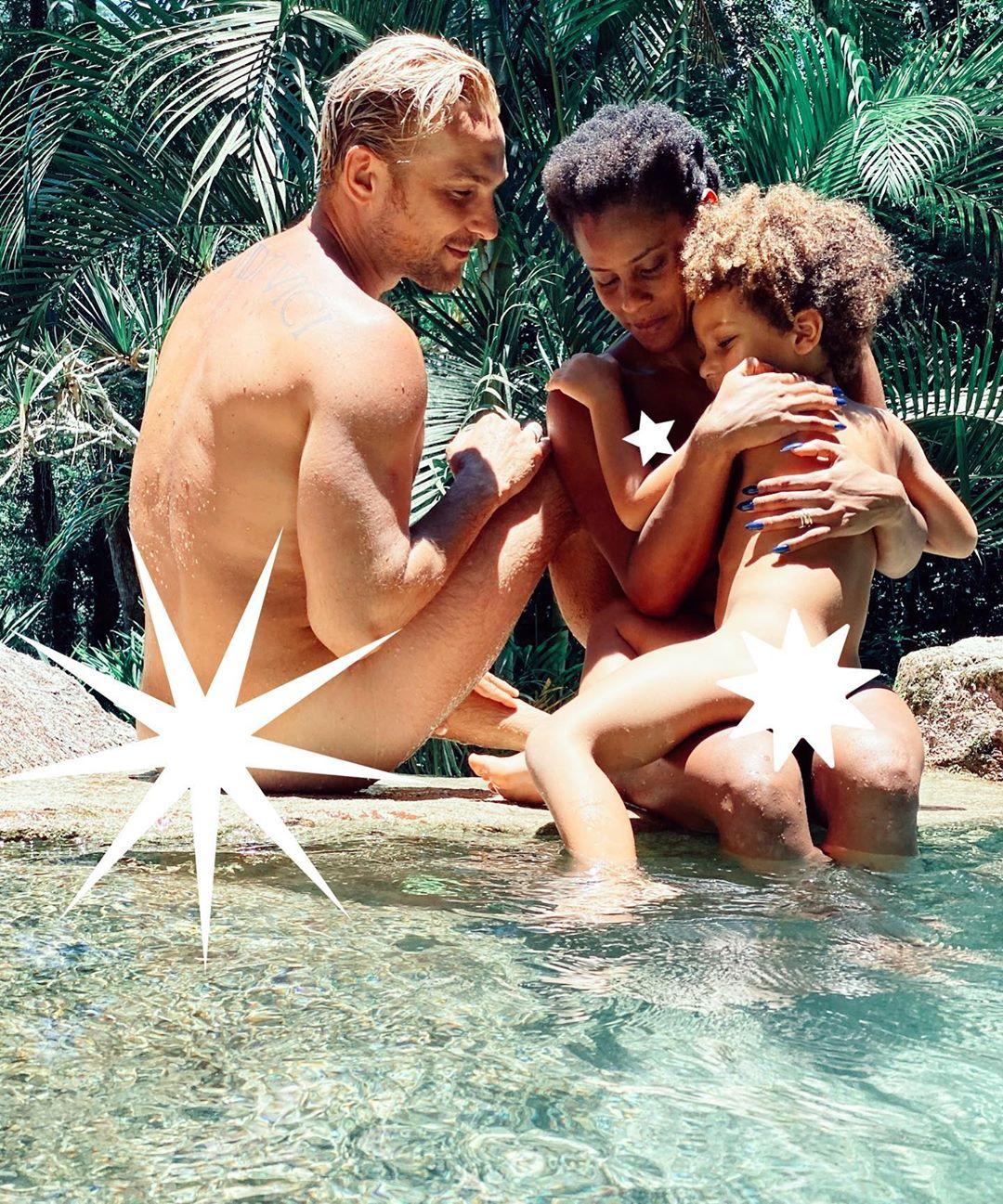 Igor Rickli aparece pelado com a família e Instagram censura imagem. Foto: Reprodução/Instagram