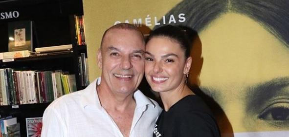 Isis Valverde ao lado do pai, Rubens (Foto: Reprodução/Instagram)
