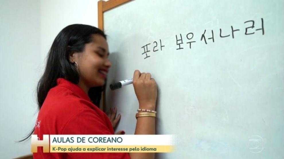 Jovem escreveu 'fora Bolsonaro' em coreano durante matéria da Globo (Foto: Reprodução/Internet)
