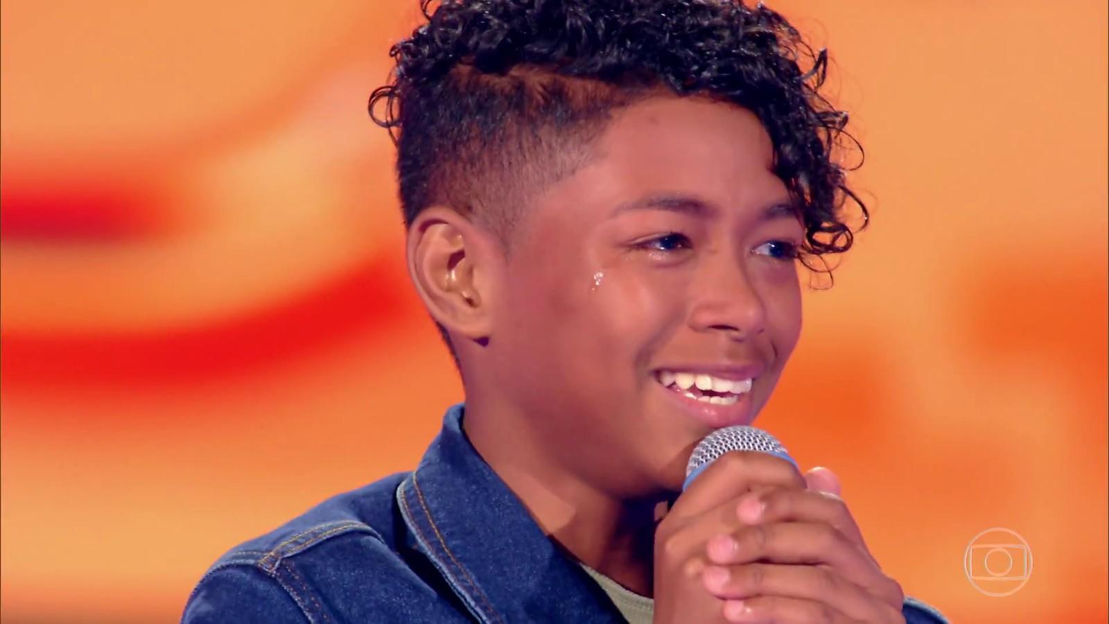 Kauê Penna cantou Whitney Houston no The Voice Kids Brasil (Foto: Reprodução/TV Globo)