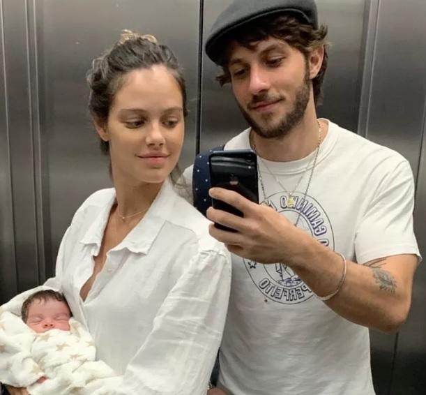 Laura Neiva e Chay Suede com a filha, Maria - Foto: reprodução do Instagram