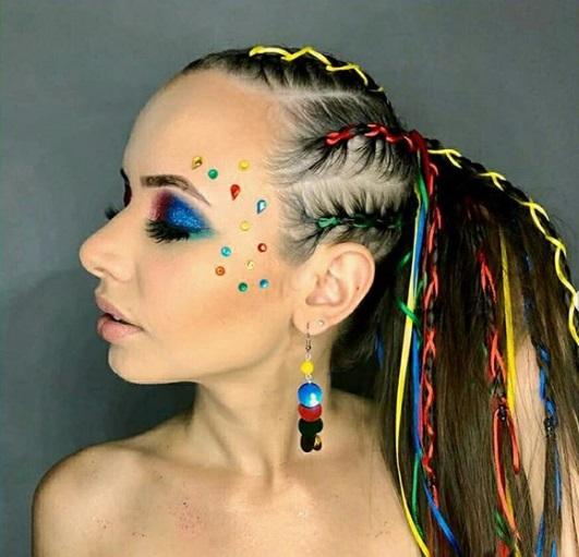 Fitas, cores e glitter: um jeito de inovar nos penteados para o carnaval  (Foto: Reprodução/Instagram/Gloria Hair Style)