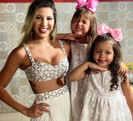Milena Bemfica ao lado das duas filhas (Foto: Reprodução/Instagram)
