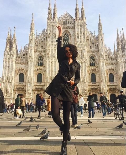 Bárbara Souza em frente à Duomo, um dos símbolos de Milão - Foto: reprodução do Instagram