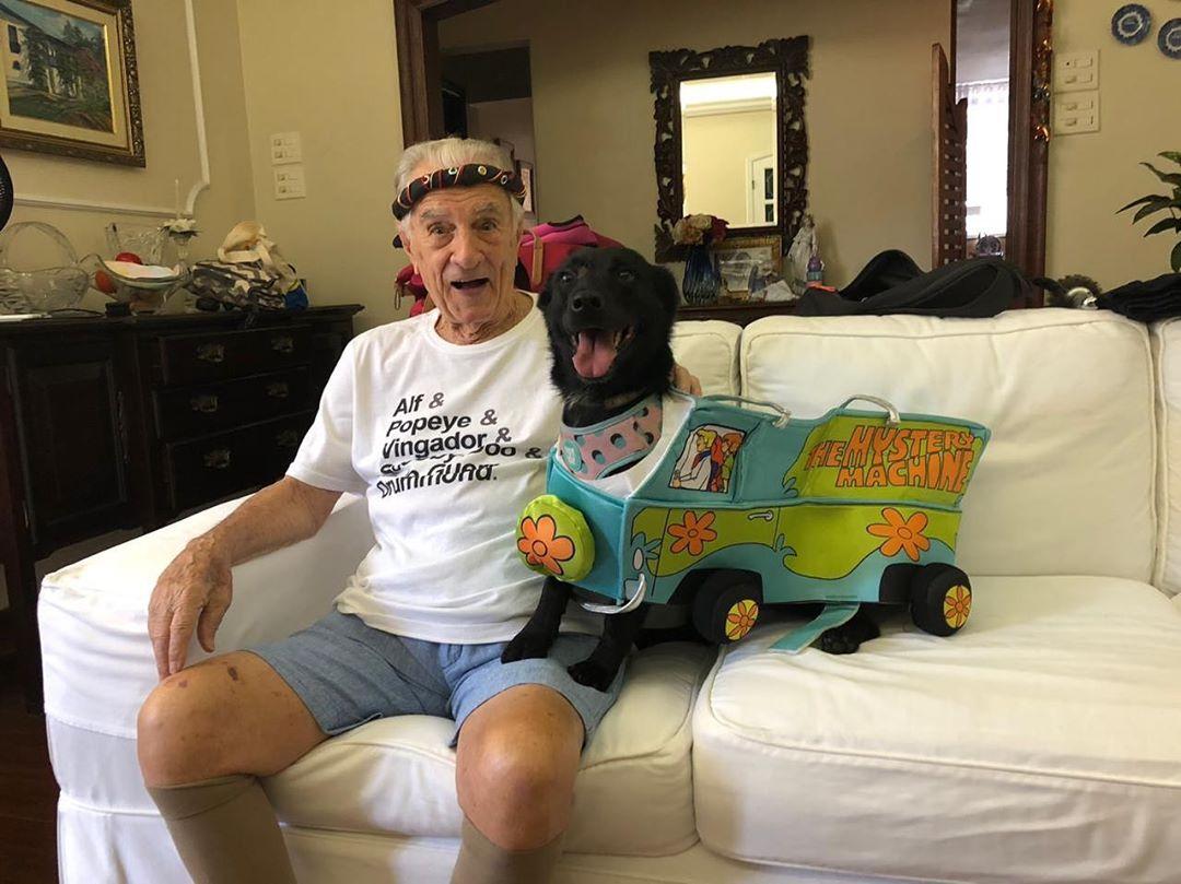 Em quarentena, Orlando Drummond posa ao lado de sua cadelinha. Foto: Reprodução/Instagram