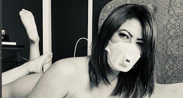 Fabiana Britto postou apenas usando máscara (Foto: Reprodução/Instagram)
