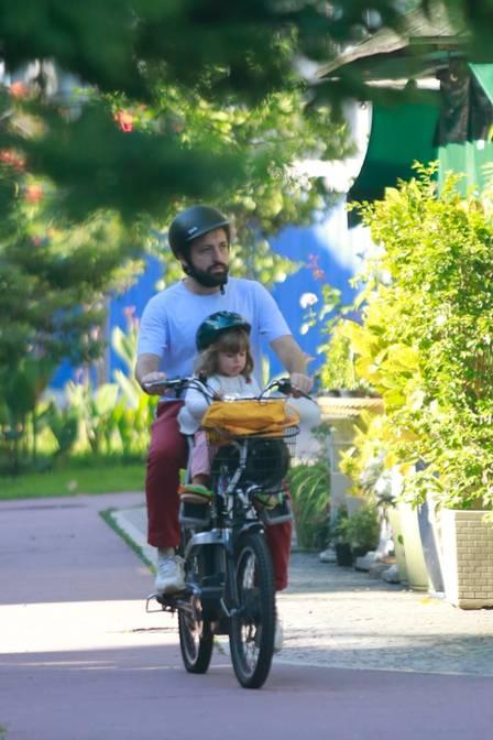 Gregório "escapa" de quarentena e curte passeio de bicicleta com a filha, no Rio de Janeiro. Foto: Reprodução/Extra