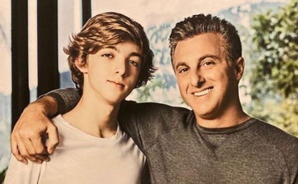 Joaquim, de 15 anos, ao lado do pai, Luciano Huck (Foto: Reprodução/Instagram)
