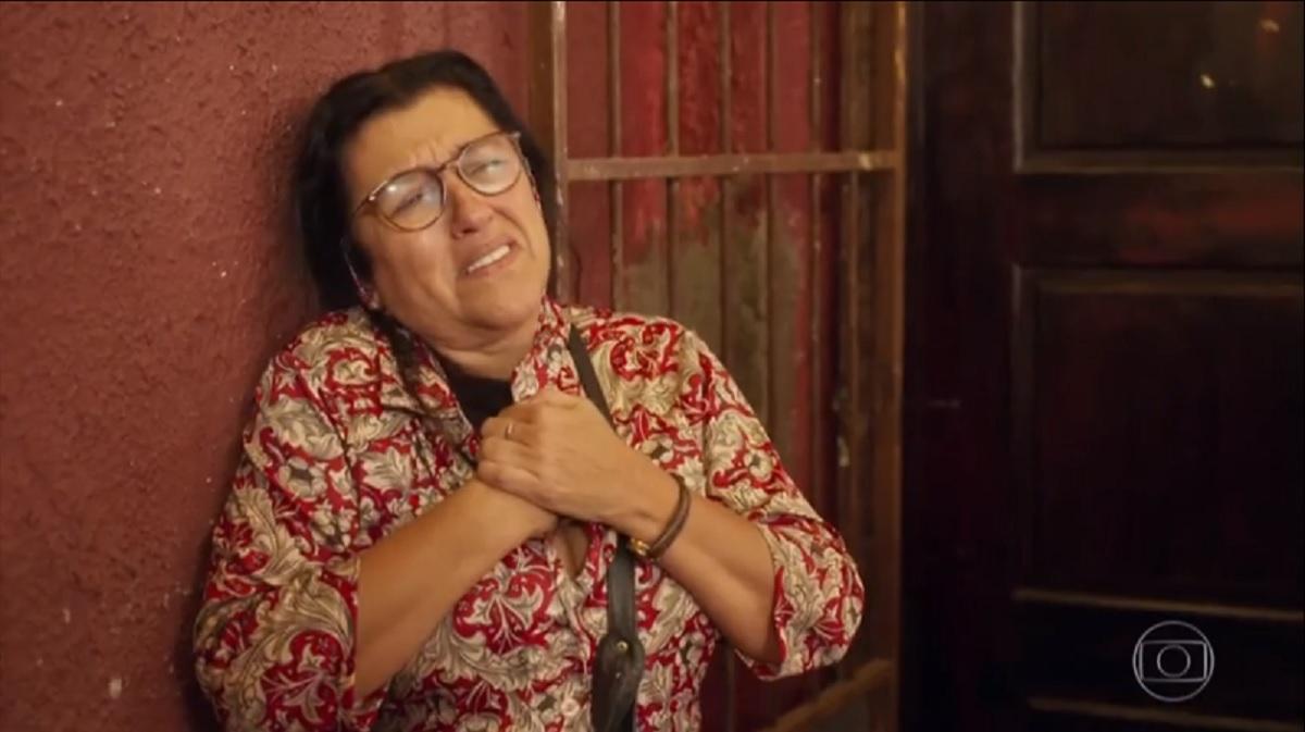 Regina Casé é Lurdes em 'Amor de Mãe' e faz parte do grupo de risco do coronavírus por ter mais de 50 anos (Foto: Reprodução/TV Globo)
