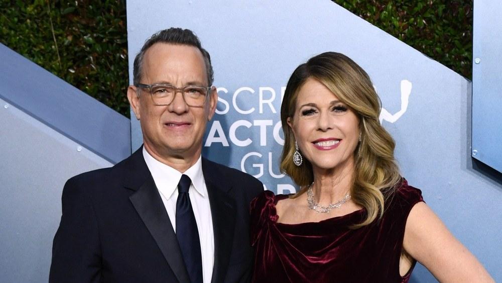Tom Hanks ao lado da esposa, Rita Wilson. O casal foi diagnosticado com coronavírus (Foto: Reprodução/Twitter)
