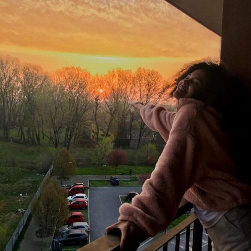 Bárbara Souza na varanda do apartamento em que está hospedada em Milão: "Deusinho me manda sinais de que tudo ficará bem, só precisamos de tempo, sabedoria e empatia" - Foto: reprodução do Instagram
