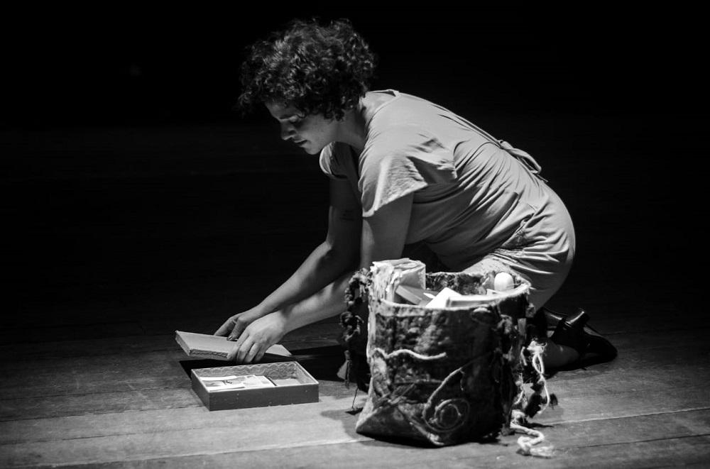 Natali Assunção é diretora do experimento; na foto, registro dela na peça "Ainda Escrevo para Elas" - Foto: Li Buarque / Divulgação