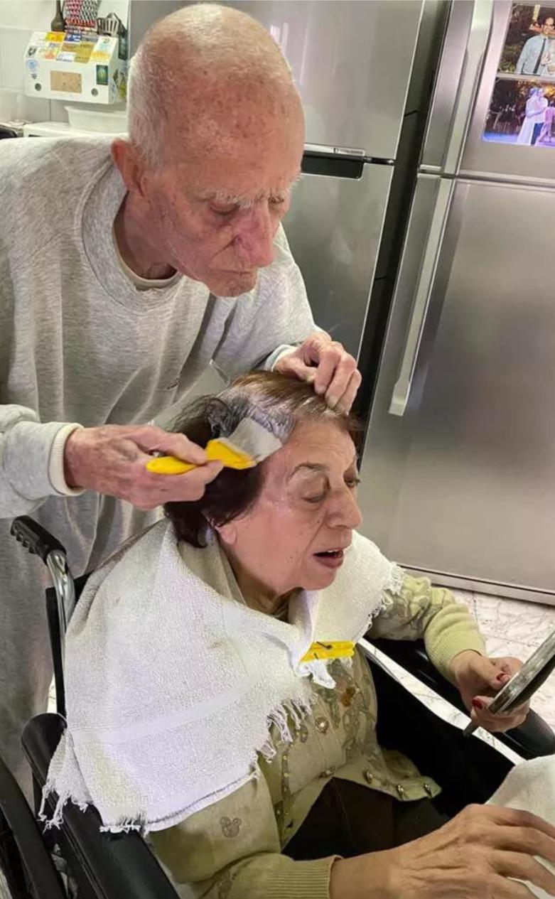 Idoso de 92 anos ajuda mulher a pintar o cabelo (Foto: Reprodução/Internet)