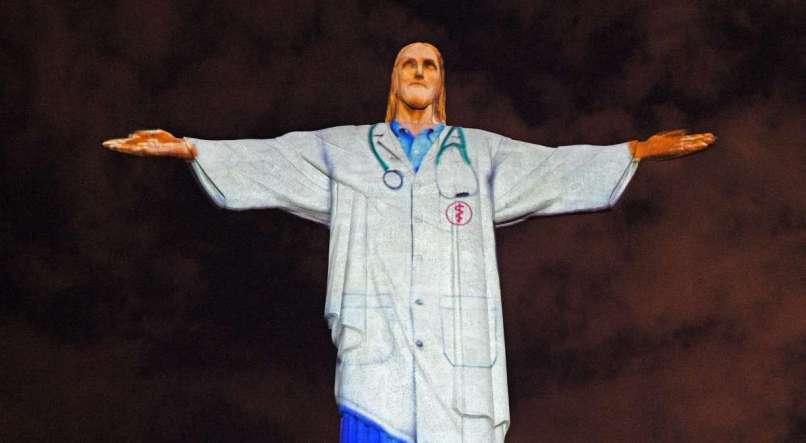 O Cristo Redentor homenageou profissionais de saúde no domingo de Páscoa (Foto: Carl de Souza/AFP)