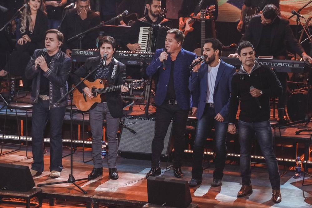 Chitãozinho, Xororó, Leonardo, Luciano e Zezé di Camargo no palco dos "Altas Horas" - Foto: reprodução do Instagram