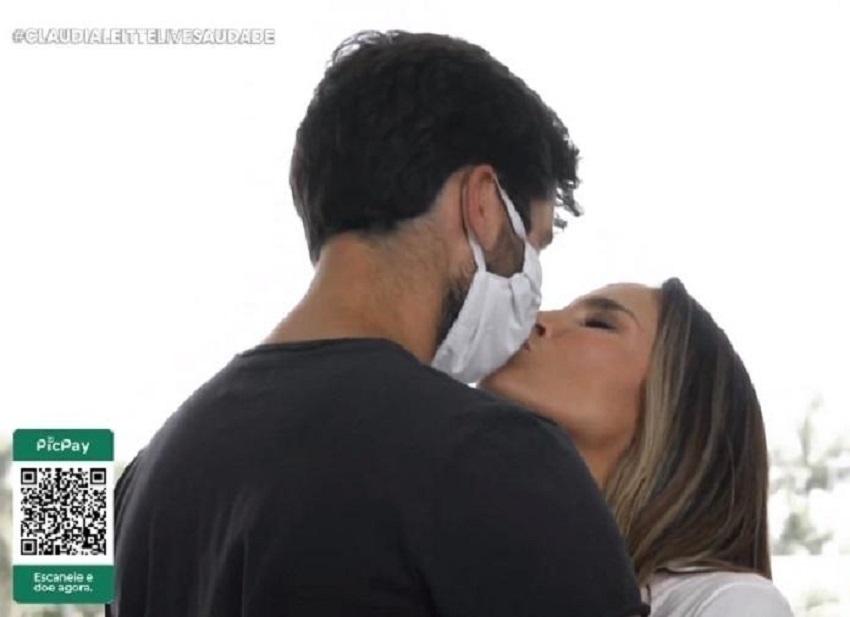 O beijo com máscara de Márcio Pedreira e Claudia Leitte - Foto: reprodução
