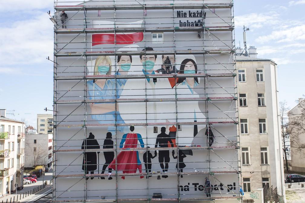 Mural faz homenagem a equipes médicas em tempos de pandemia de coronavírus em Varsóvia, na Polônia — Foto: Adam Stepien/Agencja Gazeta via Reuters