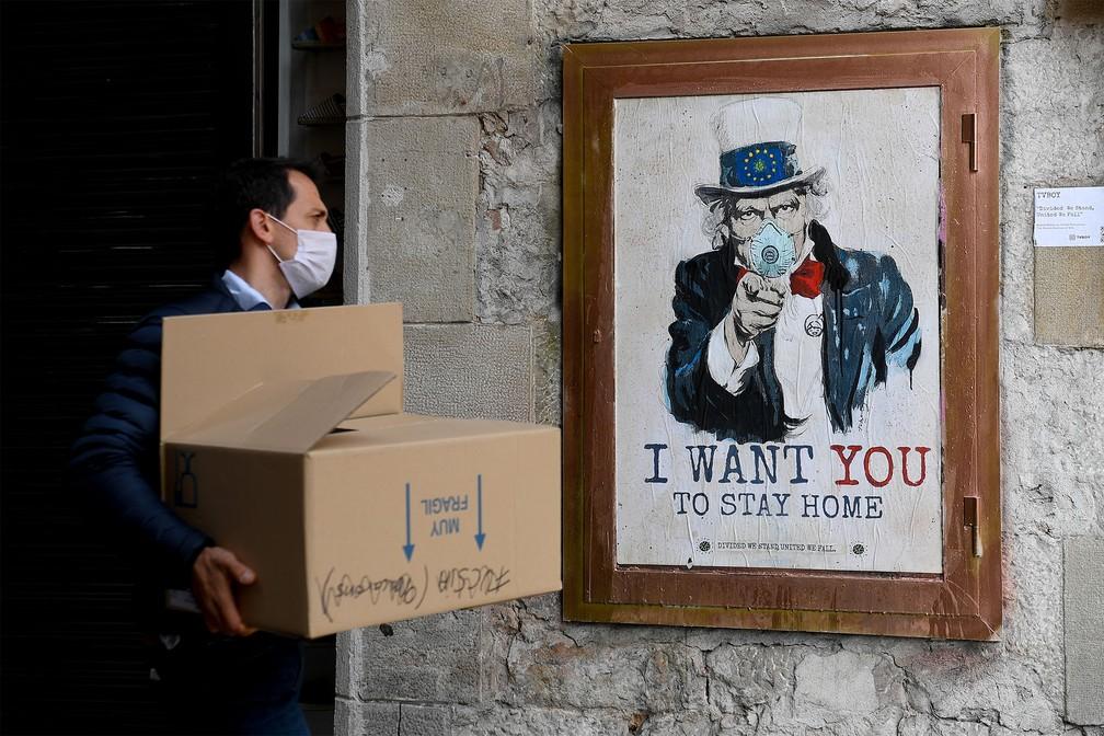 Artistas de rua retratam o novo coronavírus em murais pelo mundo