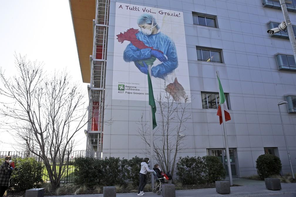 Na fachada de um hospital de Bergamo, na Itália, a frase 