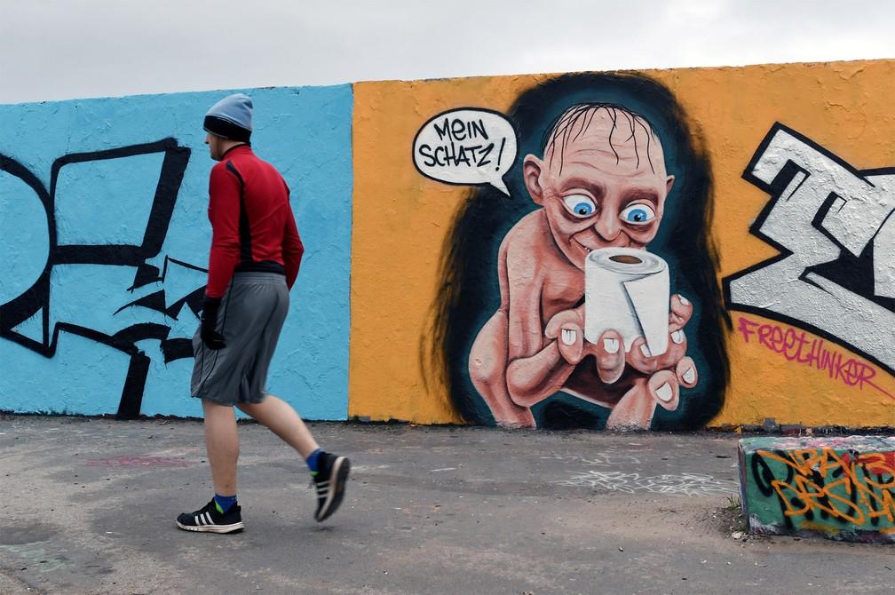 Grafite que mostra o personagem Gollum, da série de livros e filmes 'Senhor dos Anéis', segurando um rolo de papel higiênico e chamando-o de 'Meu precioso' (em alemão). A arte foi feita em uma rua de Berlim, na Alemanha — Foto: Annegret Hilse/Reuters