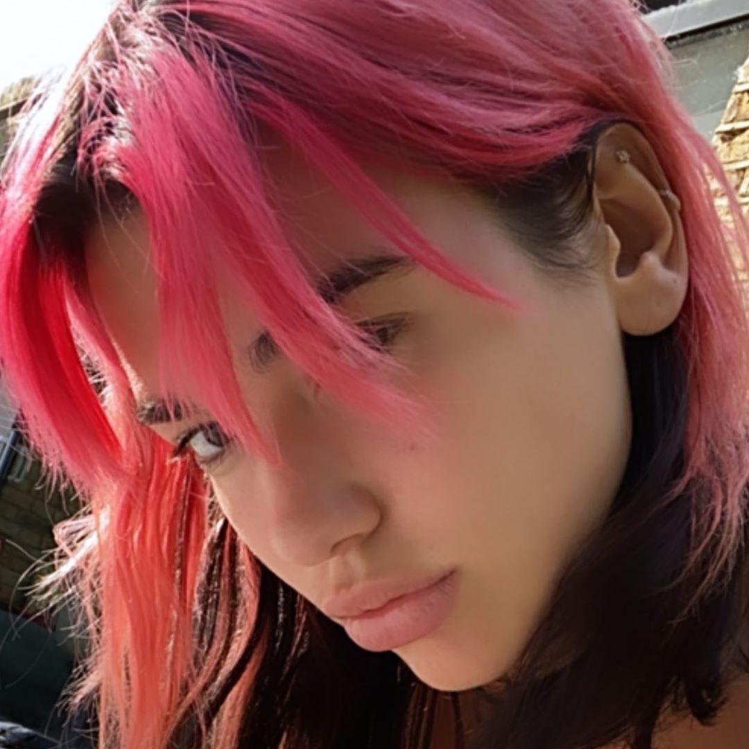 A cantora britânica Dua Lipa mostrou, no Instagram, seu novo e despojado look: cabelos cor-de-rosa. "Diários de quarentena. O experimento da semana, cabelo rosa", escreveu a artista.