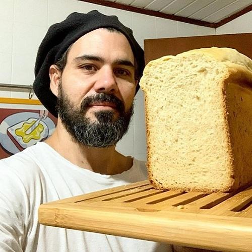 Juliano Cazarré e se pão de leite - Foto: reprodução de @cazarre