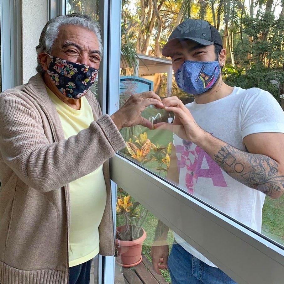 Maurício de Souza e o filho formam um coração com as mãos. Foto: Reprodução/Instagram