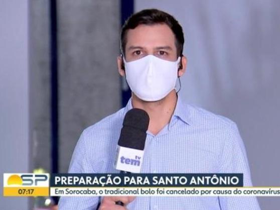 O repórter Romeu Neto se declarou para a esposa ao vivo (Foto: Reprodução/TV Globo)