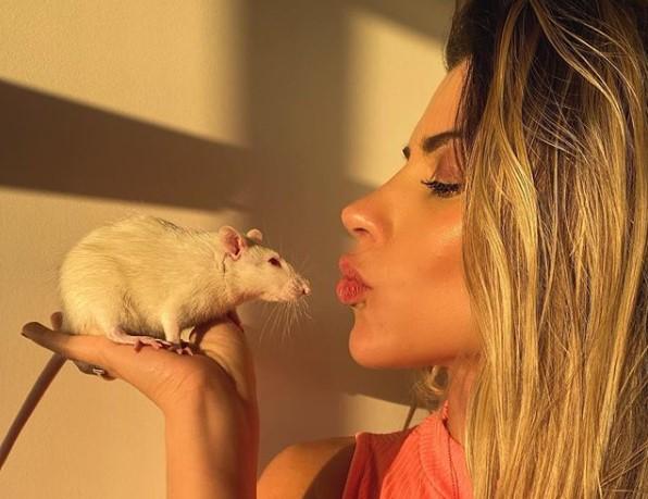Ana Paula Minerato e o seu novo bicho de estimação, Mike (Foto: Reprodução/Instagram)