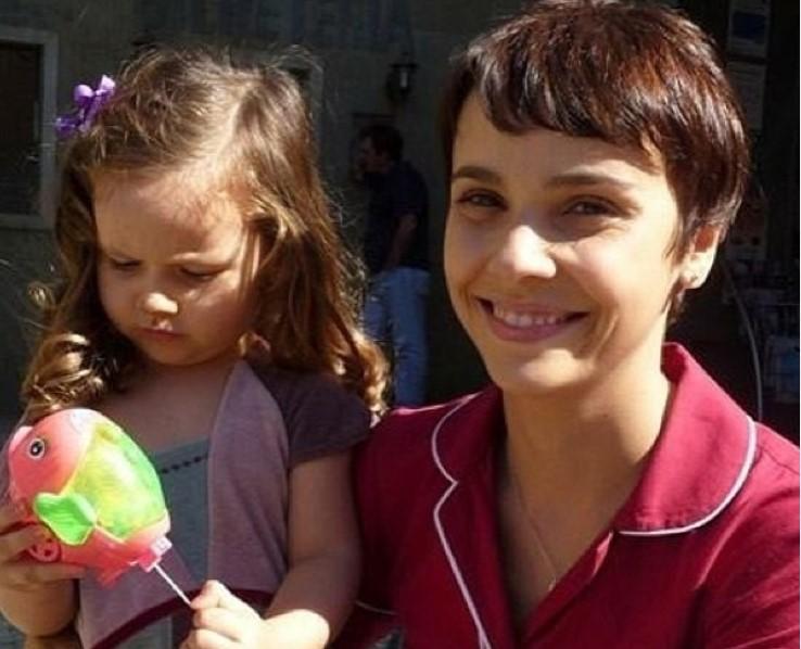 Débora Falabella com a filha Nina, quando era mais nova (Foto: Reprodução/Instagram)