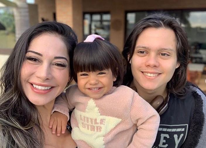 Mayra Cardi ao lado dos filhos, Sophia e Lucas (Foto: Reprodução/Instagram)