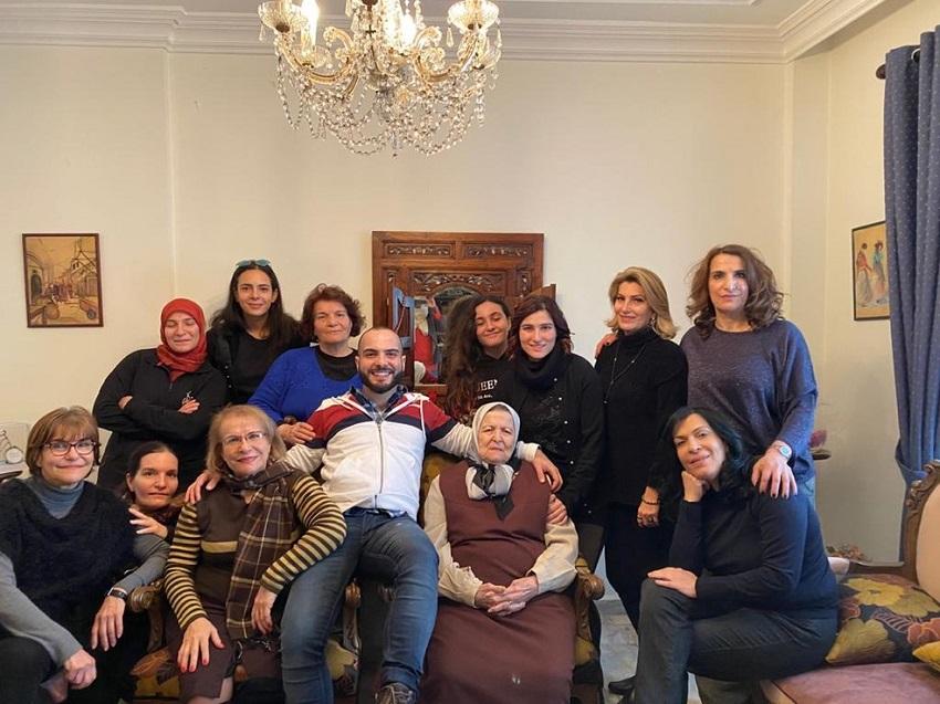 Mahmoud Baydoun, ao centro, rodeado por parentes que moram no Líbano, na sua última viagem ao país, em janeiro deste ano - Foto: acervo pessoal