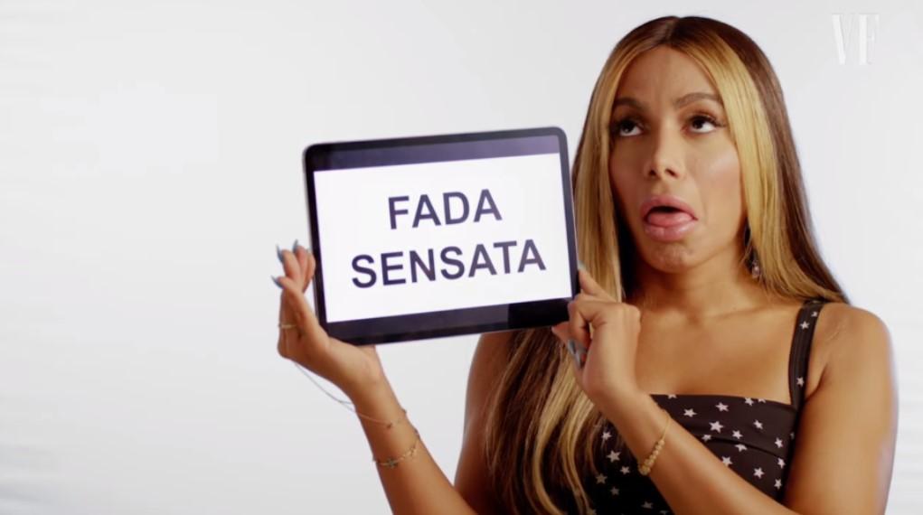 Anitta revirou os olhos ao ver o termo 'fada sensata' (Foto:Reprodução/Youtube)