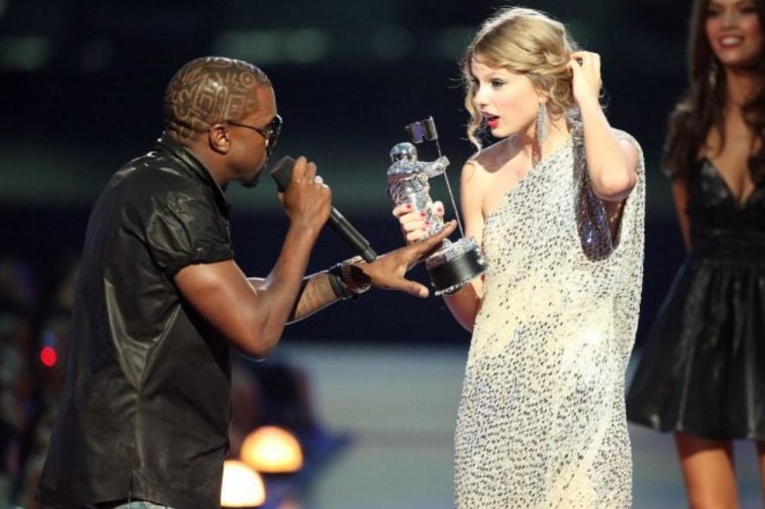 Kanye West protagonizou uma das cenas mais polêmicas do VMA (Foto: Reprodução/Twitter)