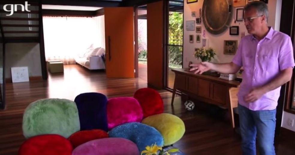 Pedro Bial mostra seu sofá, avaliado em R$ 120 mil (Foto:Reprodução/GNT)