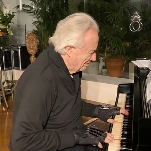 João Carlos Martins voltou a tocar piano - Imagem: reprodução