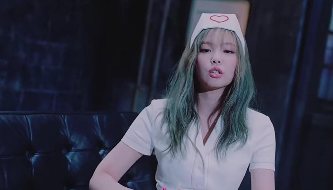 A cantora Jennie se trajou como enfermeira no videoclipe (Foto: Reprodução/Youtube)