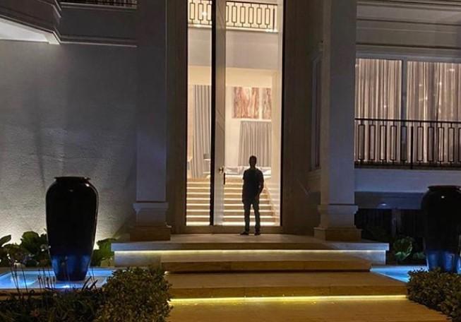 Apresentador ficou minúsculo ao lado da porta de sua mansão (Foto: Reprodução/Instagram)