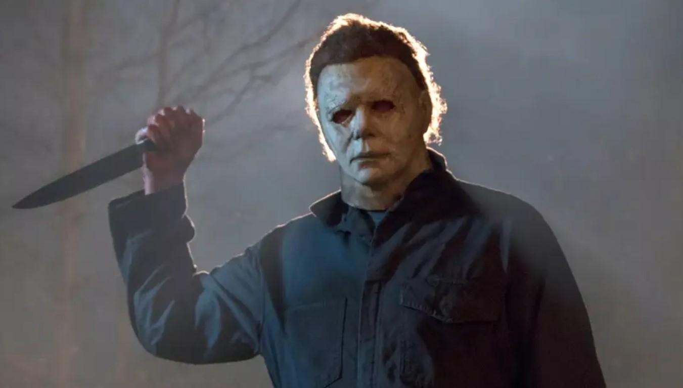 Halloween (1978 e 2018) - O clássicode 1978 ganhou uma nova refilmagem 40 anos depois, com Michael Myers aterrorizando as pessoas usando sua máscara assustadora. Foto: Divulgação/Universal